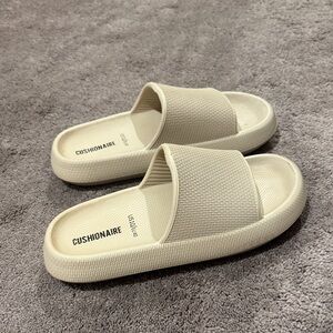 Cushionaire Beige Slides SIZE 10